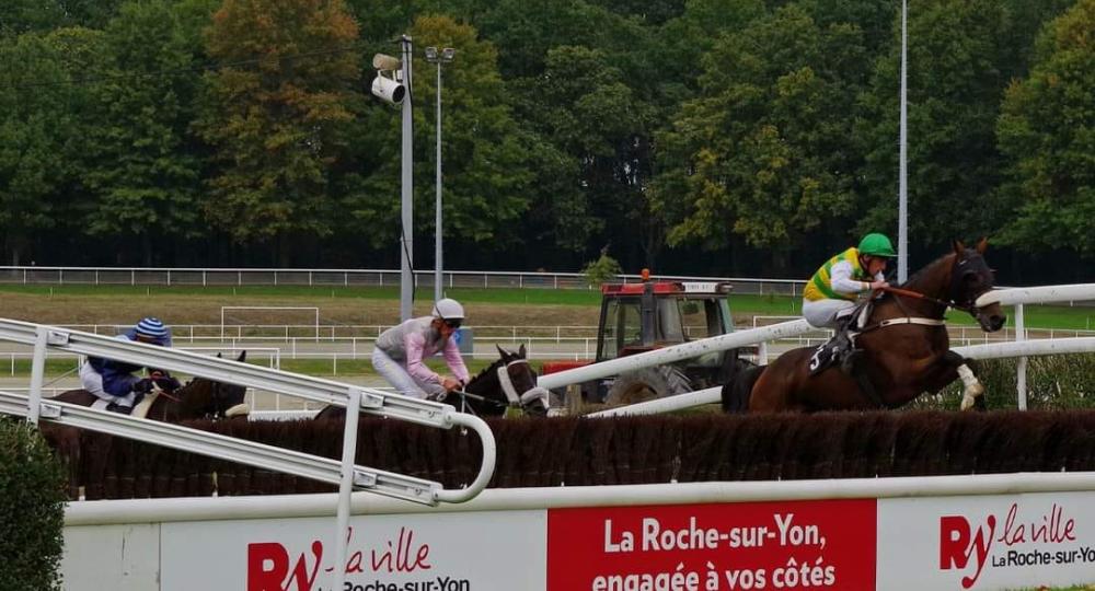 L'Hippodrome des Terres Noires de la Roche-Sur-Yon, en Vendée, obtient sa labellisation EquuRES Hippodrome à l'échelon Engagement!