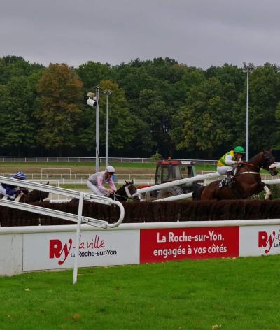 L'Hippodrome des Terres Noires de la Roche-Sur-Yon, en Vendée, obtient sa labellisation EquuRES Hippodrome à l'échelon Engagement!